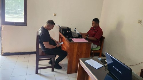 Anggota DPRD Kota Kupang, Mokrianus Imanuel Lay (44) saat membuat laporan polisi di Mapolsek Kota Lama, Kota Kupang, NTT, Sabtu (16/5/2026).