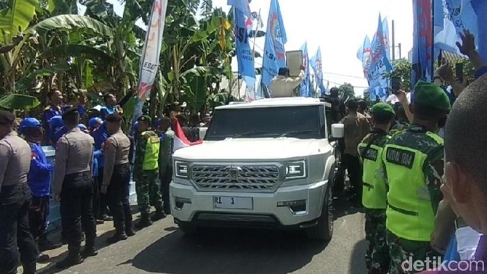 Momen Presiden Prabowo menunjukkan lukisan yang diberikan Hendro kepadanya