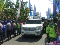 Momen Prabowo Terima Lukisan Remaja Tunarungu di Nganjuk