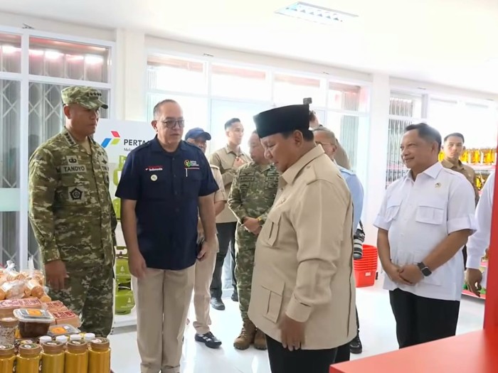 Momen Tito Dampingi Prabowo Resmikan Operasionalisasi 1.061 KDKMP