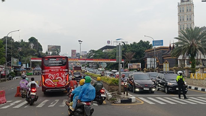 Rekayasa sistem satu arah atau one way di Jalan Raya Puncak, Bogor, Jawa Barat, berakhir pada Sabtu (16/5/2026) sore. Lalu lintas (lalin) di Puncak kini kembali normal dua arah.