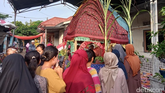 Para warga berbondong-bondong menyaksikan ritus memitu di Desa Leuwigede, Kecamatan Widasari, Kabupaten Indramayu.