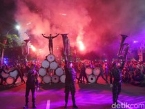 Warna-warni Parade Surabaya Vaganza 2026 Penuh Sorak Pengunjung
