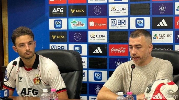 Pelatih Persik Kediri, Marcos Reina bersama Jose Enrique