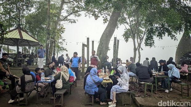Pemandangan Puncak Bangku di Kecamatan Rancah, Kabupaten Ciamis.