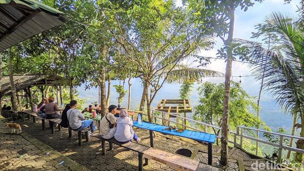 Pemandangan Puncak Bangku di Kecamatan Rancah, Kabupaten Ciamis.