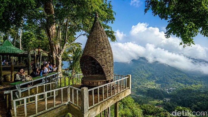 Pemandangan Puncak Bangku di Kecamatan Rancah, Kabupaten Ciamis.