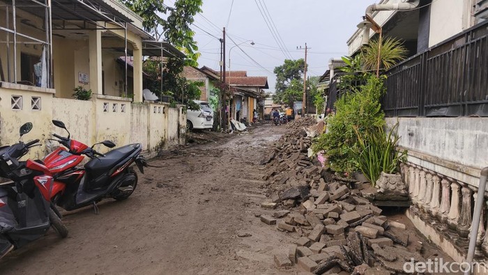 Penampakan Jalan Sriyatno, Ngaliyan, Semarang rusak parah diterjang banjir bandang, Sabtu (16/5/2026).