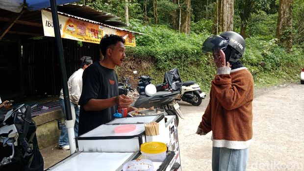 Kober, penjual cilok di Sembalun.