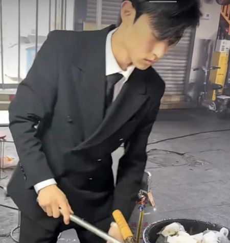 Viral! Penjual Nasi Goreng 'Necis' Ini Raup Untung Rp 51 Juta per Bulan