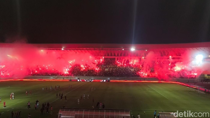 Suporter menyalakan flare usai laga Persis Solo melawan Dewa United, di Stadion Manahan Solo, Sabtu (16/5/2026).
