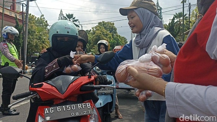 Peternak ayam petelur di Trenggalek bagi-bagi telur ke pengguna jalan