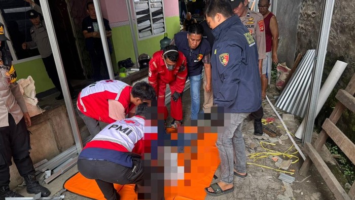 Polisi mengevakuasi dua jenazah korban kecelakaan kerja saat memasang kanopi