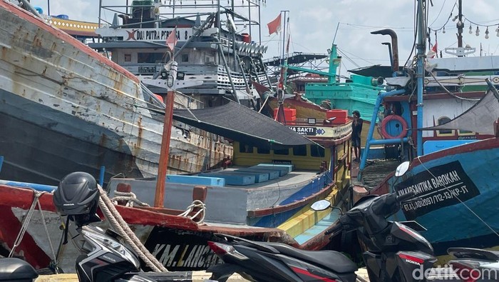 Potret kapal-kapal nelayan sandar di Dermaga Bendar, Kecamatan Juwana, Sabtu (16/5/2026).