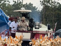 Video: Prabowo Naik Traktor, Ikutan Panen Jagung di Tuban Jatim