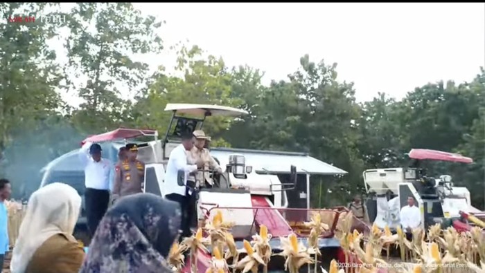 Prabowo resmikan gudang ketahanan pangan dan panen raya jagung di Tuban.