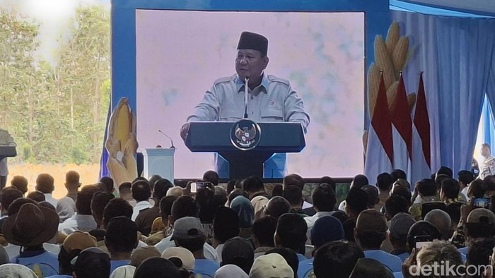 Prabowo Subianto saat menghadiri panen raya jagung di Tuban.