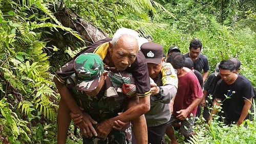 Yuda digendong petugas BPBD Gianyar usai dievakuasi dari jurang, Sabtu (16/5/2026). (Dok Polres Gianyar).