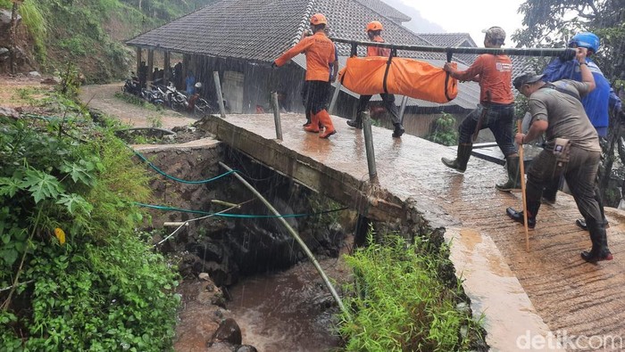 Proses evakuasi jenazah tertimbun longsor di Subang