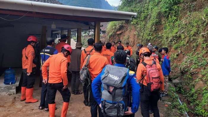 Proses pencarian 2 pendaki Karawang di Curug Cileat Subang