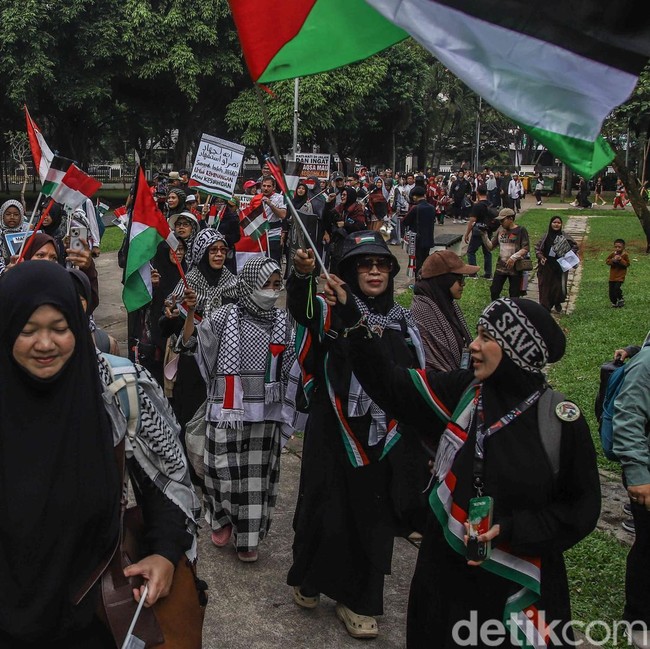 Ribuan Massa Long March Bela Palestina di Jakarta