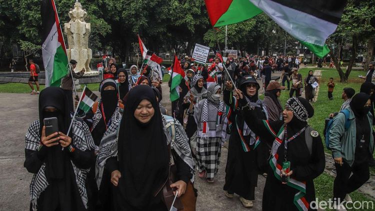 Ribuan Massa Long March Bela Palestina di Jakarta