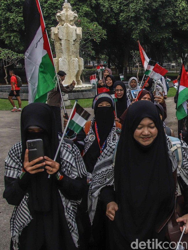 Ribuan Massa Long March Bela Palestina di Jakarta