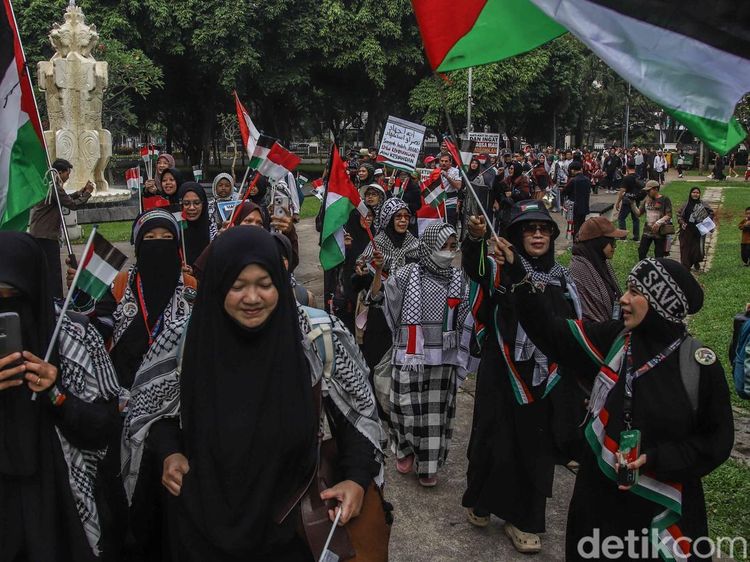 Ribuan Massa Long March Bela Palestina di Jakarta
