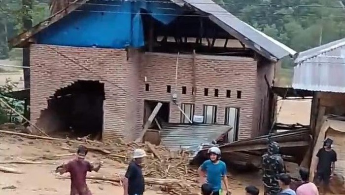 Longsor di Kecamatan Matangnga, Polman, merusak 4 rumah dan 3 tiang listrik.