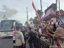 Isak Tangis Iringi Ribuan Jemaah Haji Lumajang Berangkat ke Tanah Suci