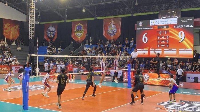 Pertandingan semifinal antara Tirta Bhagasasi vs Sukun Badak di GOR Samapta, Kecamatan Magelang Utara, Kota Magelang, Kota Magelang, Sabtu (16/5/2026) sore.