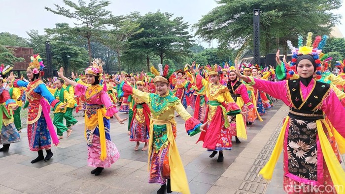Sebanyak 1.000 penari ondel-ondel mentas di TMII, Sabtu (16/5/2026).