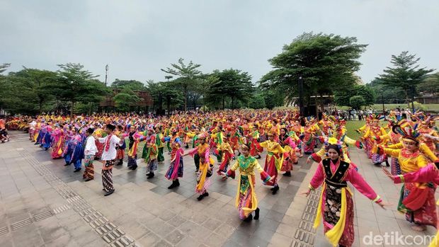 Sebanyak 1.000 penari ondel-ondel mentas di TMII, Sabtu (16/5/2026).