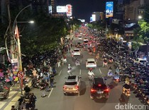 Full! Pengunjung Surabaya Vaganza Parkir Kendaraan hingga di Bahu Jalan