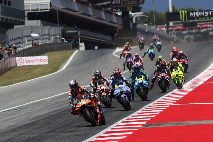 BARCELONA, SPAIN - MAY 16: The MotoGP race start during the Sprint ahead of the MotoGP of  Catalonia at Circuit de Barcelona-Catalunya on May 16, 2026 in Barcelona, Spain. (Photo by Gold & Goose Photography/Getty Images)
