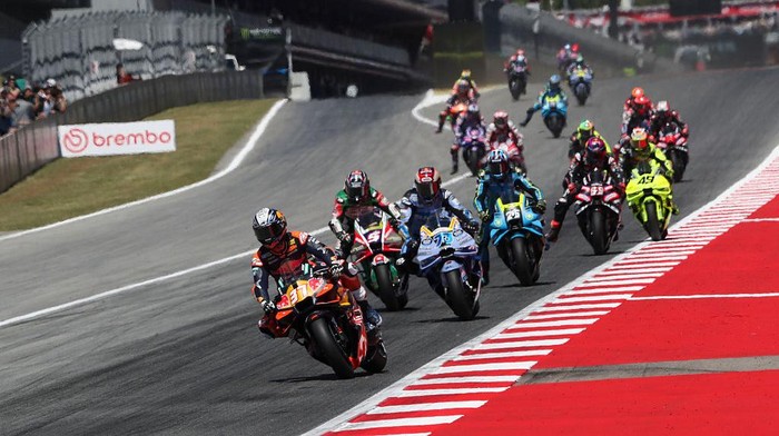 BARCELONA, SPAIN - MAY 16: The MotoGP race start during the Sprint ahead of the MotoGP of  Catalonia at Circuit de Barcelona-Catalunya on May 16, 2026 in Barcelona, Spain. (Photo by Gold & Goose Photography/Getty Images)