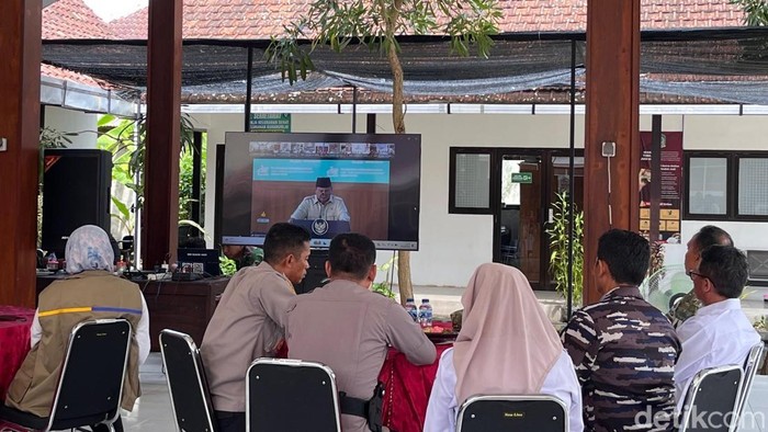 Suasana di salah satu kantor balai desa di Banyuwangi saat presiden Prabowo memberikan arahan secara daring sebelum peresmian KDKMP secara serentak.