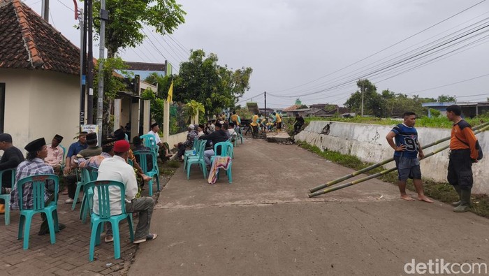 Suasana rumah duka lansia hanyut di Mangkang Kulon, Kota Semarang, Sabtu (16/5/2026).