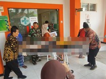 Kuli Bangunan Tersengat Listrik Saat Pasang Atap Makoramil Rejoso Pasuruan