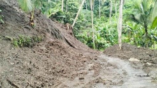 Tanah longsor tutup akses jalan di Desa Tri Eka Bhuana, Sidemen akibat hujan deras, Sabtu (16/5/2026). dok. BPBD Karangasem