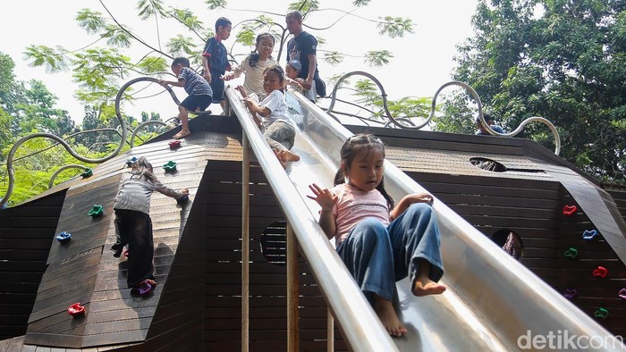 Anak-anak bermain di Tebet Eco Park, Jakarta, Sabtu (16/5/2026). Kawasan ruang terbuka hijau itu ramai dikunjungi warga saat libur panjang.