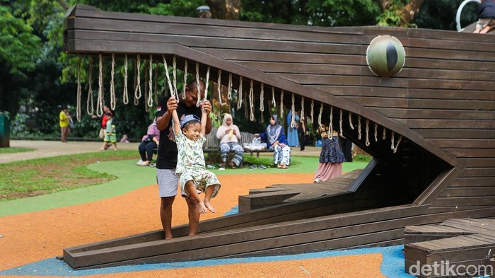 Anak-anak bermain di Tebet Eco Park, Jakarta, Sabtu (16/5/2026). Kawasan ruang terbuka hijau itu ramai dikunjungi warga saat libur panjang.