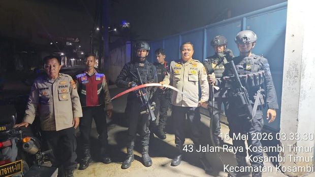 Tim Brimob Polda Metro Jaya membubarkan tawuran di Jakarta hingga Bekasi pada Sabtu (16/5/2026) dini hari.