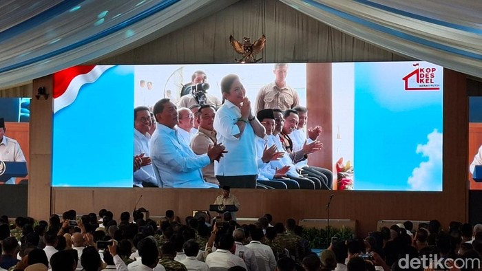 Titiek Soeharto berdiri saat diroasting Presiden Prabowo dalam peluncuran KDMP di Nganjuk.