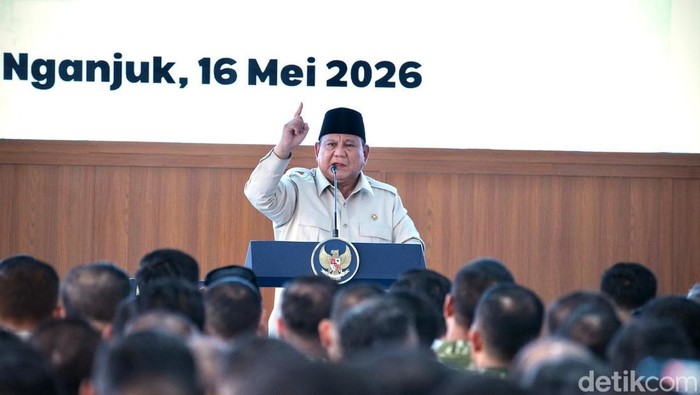 Titiek Soeharto berdiri saat diroasting Presiden Prabowo dalam peluncuran KDMP di Nganjuk.