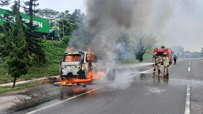 Toyota Vellfire ludes terbakar di ruas jalan tol Cipularang