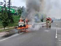 Video Toyota Vellfire Terbakar Hebat di Tol Cipularang