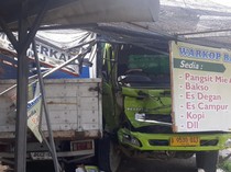 Tronton Rem Blong Tabrak 3 Kendaraan dan Warkop di Gresik