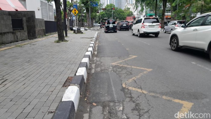 Trotoar berlubang di Jalan Pengadilan Medan sudah ditambal. (Rechtin Hani Ritonga/detikSumut)