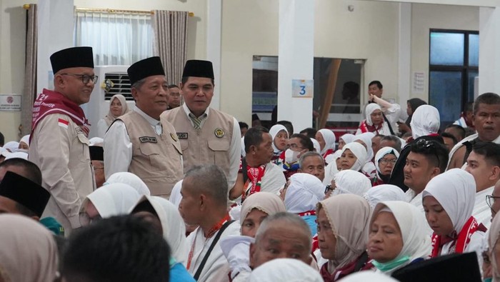 Wakil Gubernur Jambi Abdullah Sani saat melepaskan ratusan para calon jemaah haji menuju Tanah Suci Mekkah
